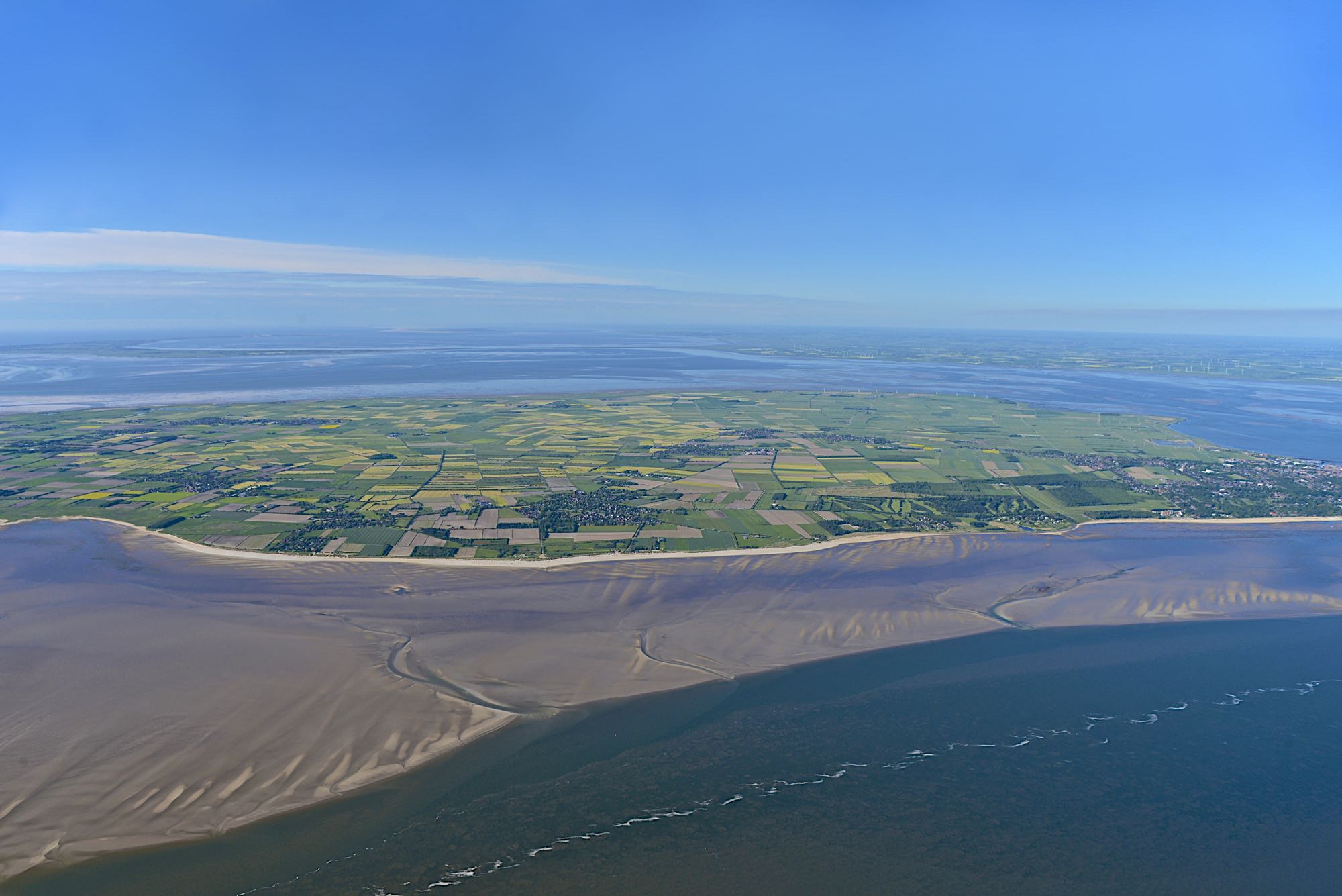 Luftaufnahme Föhr mit Sandbänken, Feldern und einem Dorf am Meer